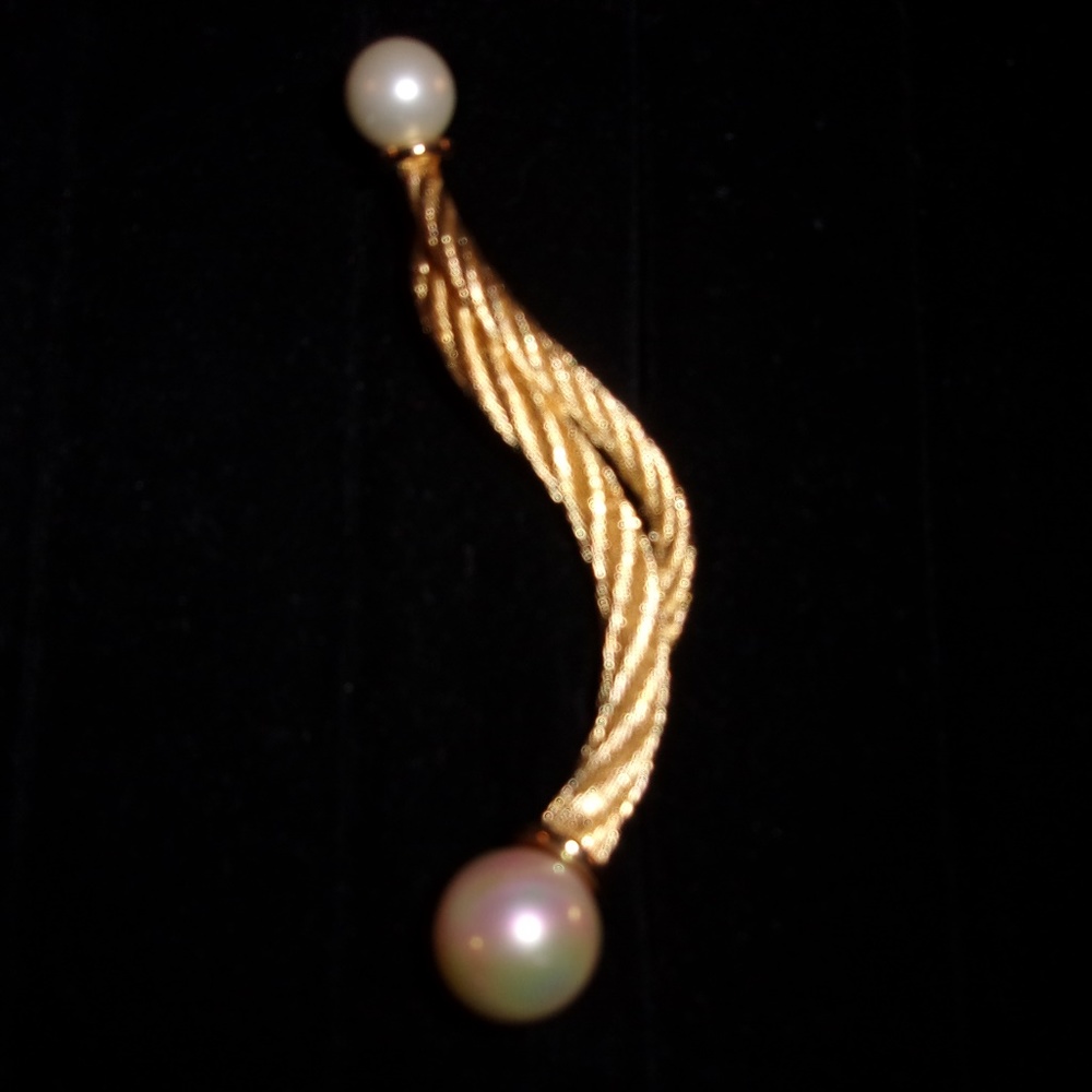 Unusual intwined brooch in gold tone/faux pearls